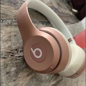 Beats solo 3 rose gold